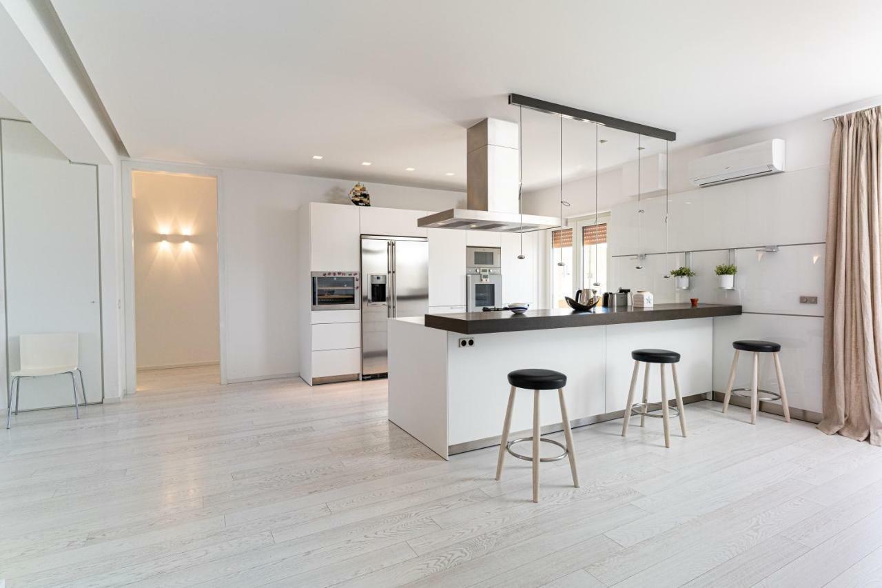 Santa Rosa Luxury Apartment 2 Bedrooms 4 People Private Parking Trani Exteriör bild