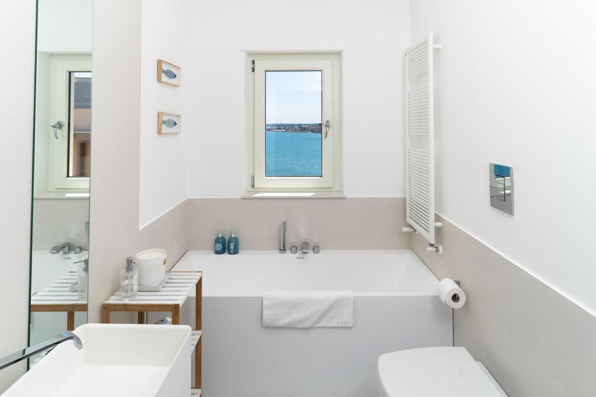 Santa Rosa Luxury Apartment 2 Bedrooms 4 People Private Parking Trani Exteriör bild